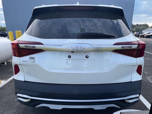 Used 2022 Kia Seltos EX image 3