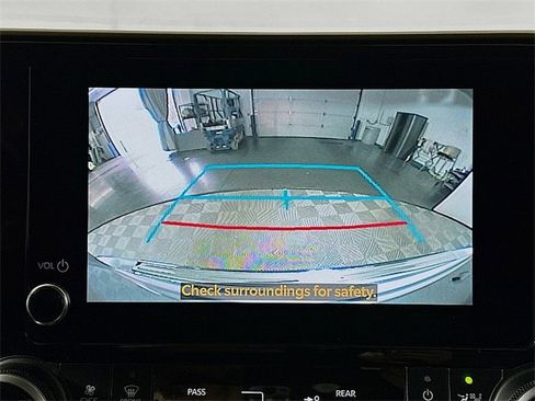 Used 2023 Toyota Highlander L image 15