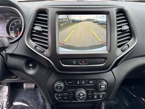 Used 2019 Jeep Cherokee Trailhawk image 23