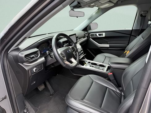 Certified 2022 Ford Explorer XLT w/ Equipment Group 202A AWD/4WD image 4