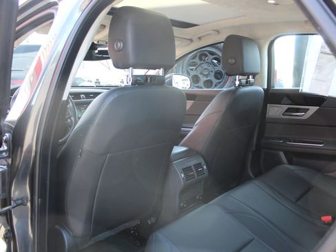 Used 2020 Jaguar XF Premium image 8