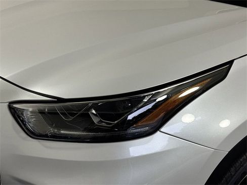 New 2025 Toyota Highlander Platinum image 2