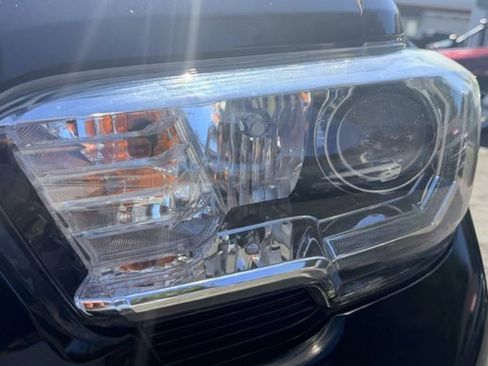 Used 2019 Toyota Tacoma TRD Off-Road image 8