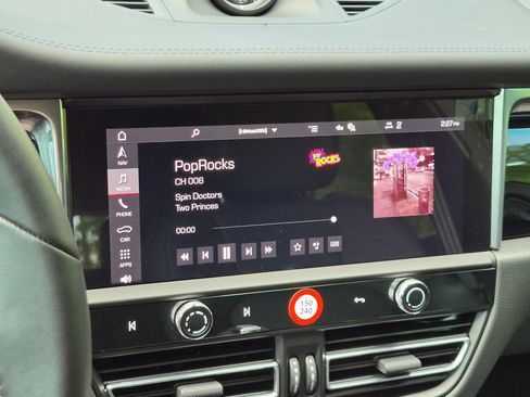 Certified 2026 Porsche Macan AWD/4WD image 15