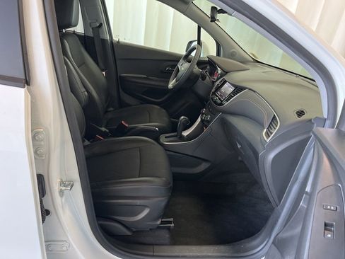 Used 2022 Chevrolet Trax LT w/ LT Convenience Package image 18