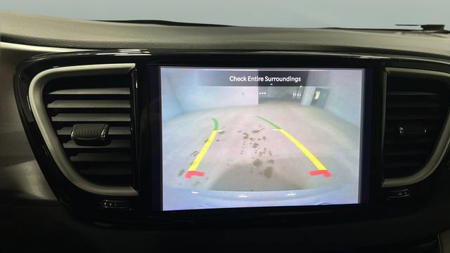 Used 2024 Chrysler Pacifica Touring-L FWD image 15