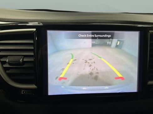 Used 2024 Chrysler Pacifica Touring-L FWD image 15