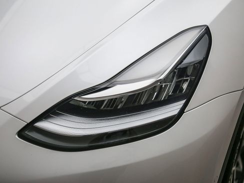Used 2021 Tesla Model Y Long Range AWD/4WD image 8