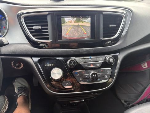 Used 2020 Chrysler Pacifica Touring-L w/ S Appearance Package FWD image 11