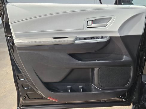 Used 2025 Toyota Sienna LE FWD image 20