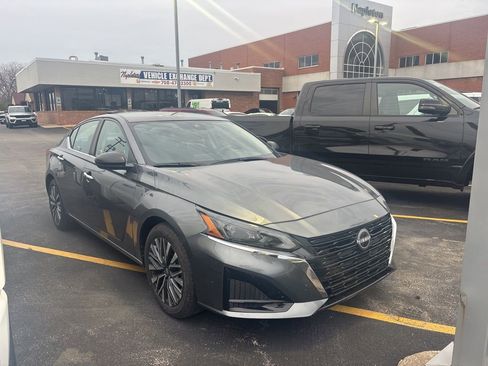 Used 2025 Nissan Altima 2.5 SV image 3