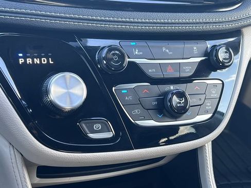 Used 2023 Chrysler Pacifica Limited FWD image 31