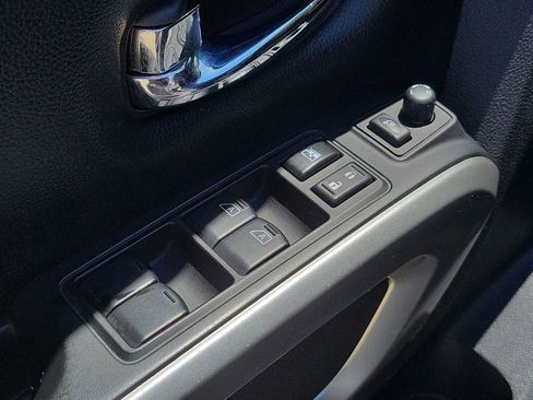 Used 2018 Nissan Titan SL RWD image 23