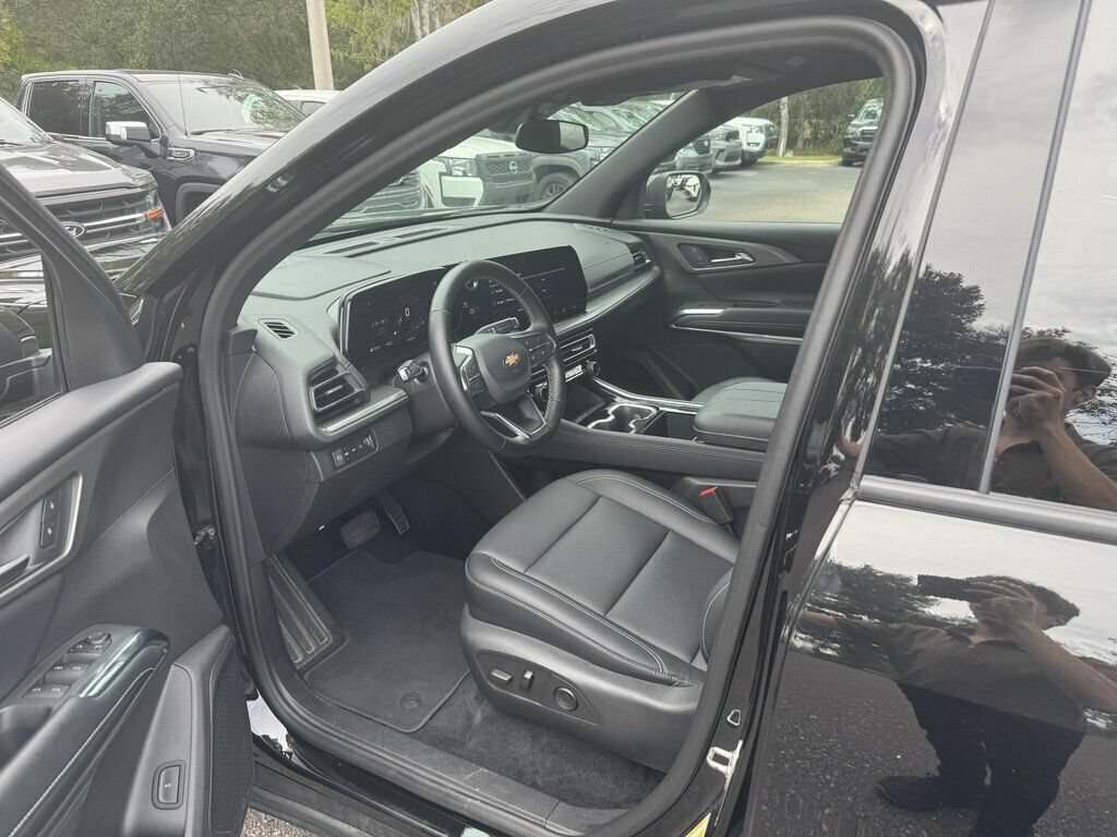 Used 2026 Chevrolet Traverse LT AWD/4WD image 3