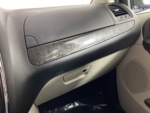 Used 2018 Dodge Grand Caravan SE w/ UConnect Hands-Free Group image 28