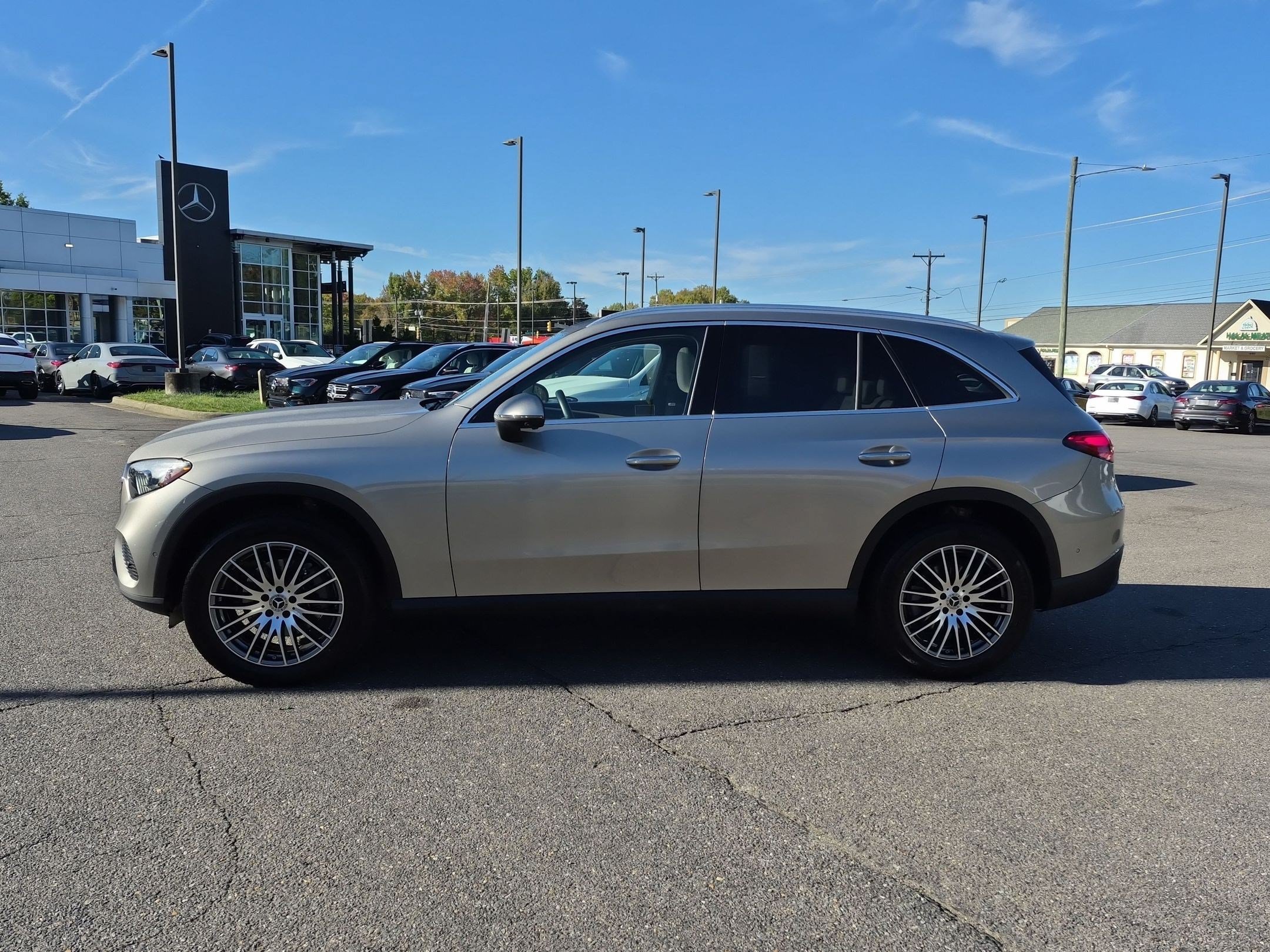 Used 2024 Mercedes-Benz GLC 300 4MATIC image 6