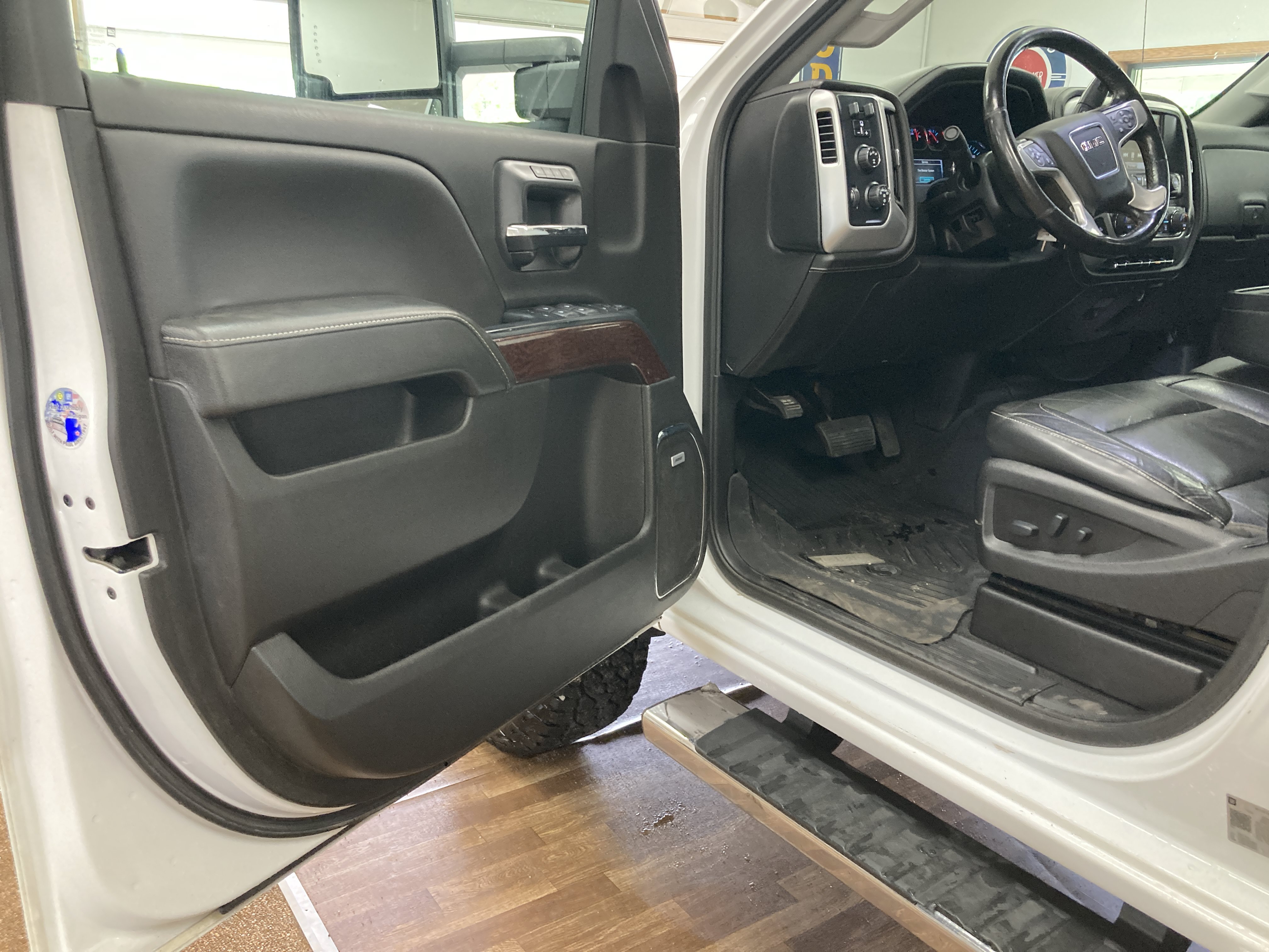 Used 2019 GMC Sierra 2500 SLT w/ Duramax Plus Package AWD/4WD image 11