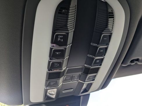 Used 2024 Porsche Macan AWD/4WD image 30