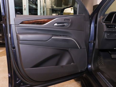 Used 2022 Cadillac Escalade ESV Premium Luxury image 9