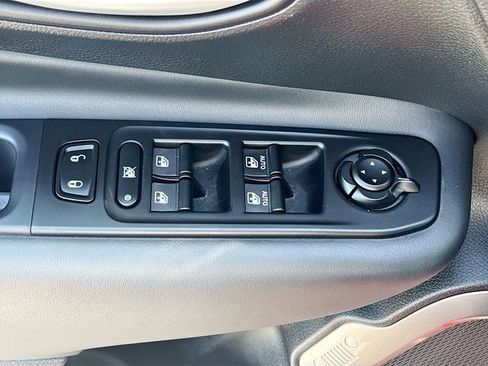 Used 2023 Jeep Renegade Latitude AWD/4WD image 19