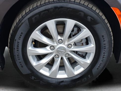 Used 2018 Chrysler Pacifica Touring-L image 27