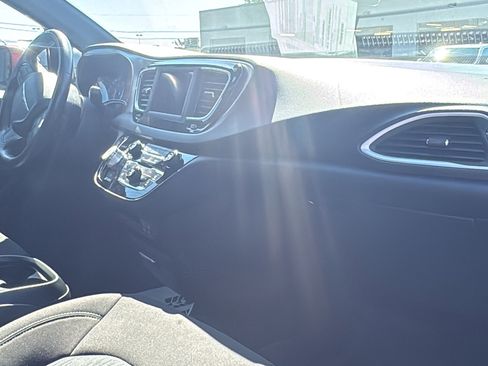 Certified 2020 Chrysler Pacifica Touring w/ S Appearance Package FWD image 18