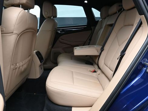 Certified 2024 Porsche Macan image 16
