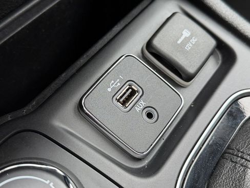 Used 2019 Jeep Cherokee Limited AWD/4WD image 15