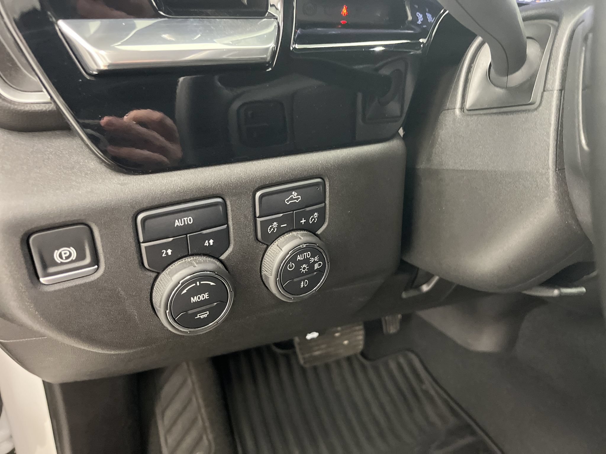 Used 2025 Chevrolet Silverado 1500 RST AWD/4WD image 12