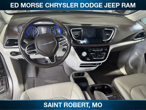 Used 2017 Chrysler Pacifica Touring-L FWD image 22
