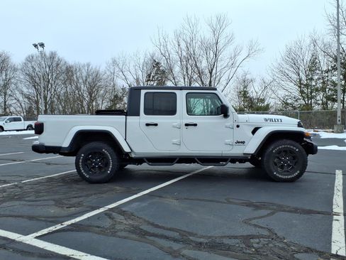 Certified 2022 Jeep Gladiator Sport image 2