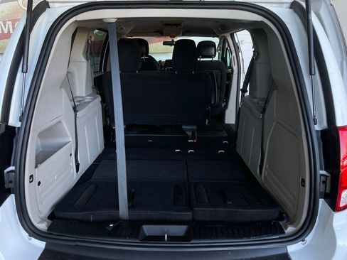 Used 2017 Dodge Grand Caravan SE image 23