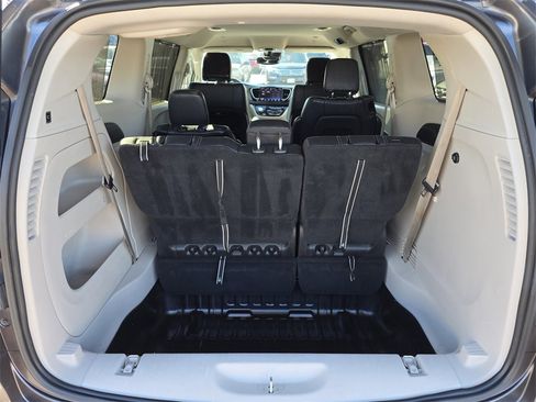 Used 2022 Chrysler Pacifica Touring-L image 17