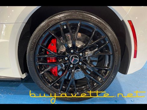 Used 2015 Chevrolet Corvette Z06 w/ 3LZ Preferred Equipment Group RWD image 14