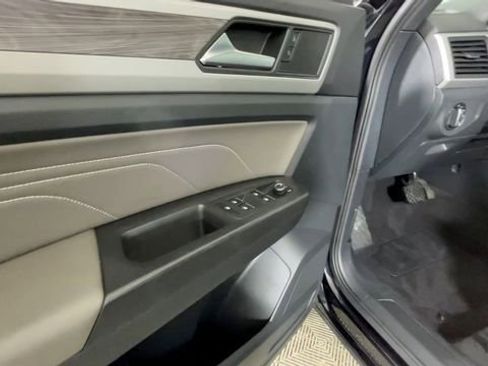 Used 2022 Volkswagen Atlas Cross Sport SE FWD image 18