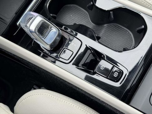 Certified 2023 Volvo XC40 B5 Ultimate w/ Protection Package Premier image 27