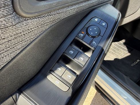 Used 2023 Nissan Rogue SV FWD image 18