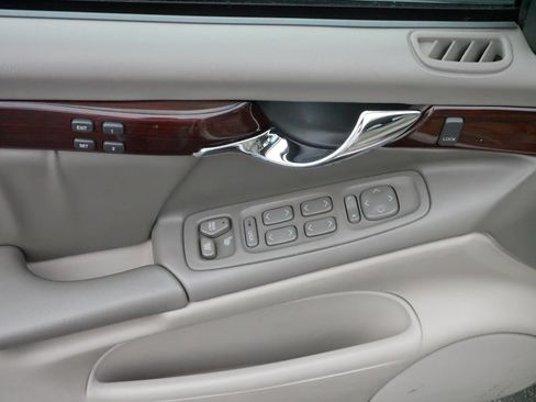 Used 2003 Cadillac De Ville DHS w/ Safety & Security Package image 19