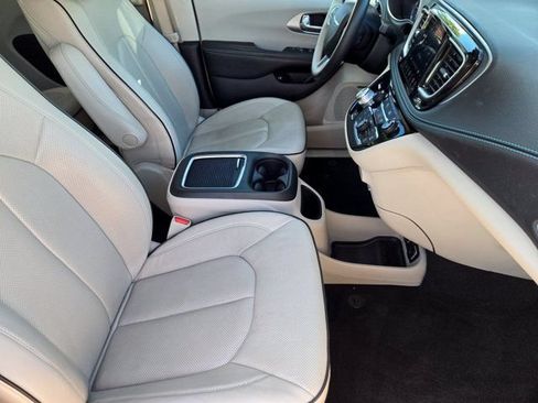 Used 2020 Chrysler Pacifica Limited w/ Advanced Safetytec Group FWD image 13