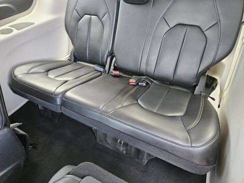 Used 2023 Chrysler Pacifica Touring-L FWD image 22