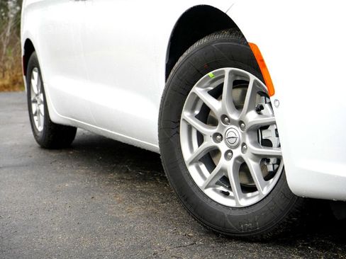 New 2026 Chrysler Pacifica Select image 3