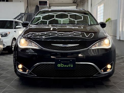 Used 2017 Chrysler Pacifica Touring-L w/ Tire & Wheel Group image 2