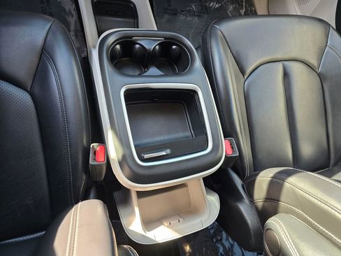 Used 2023 Chrysler Pacifica Touring-L FWD image 27