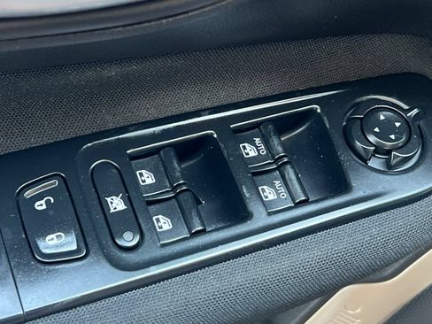 Used 2015 Jeep Renegade Latitude FWD image 14