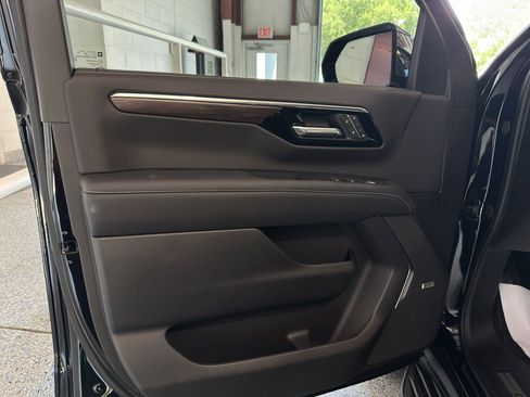 New 2025 Chevrolet Suburban Premier image 27