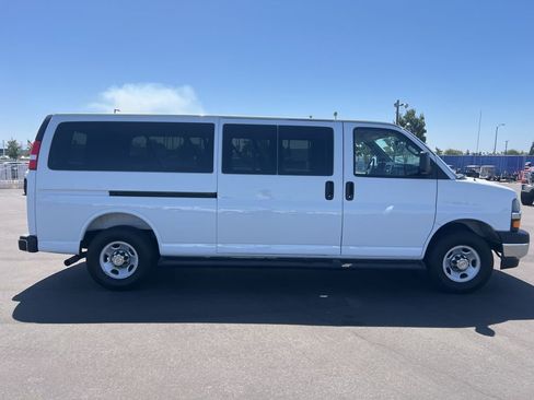 Certified 2025 Chevrolet Express 3500 LT w/ LT Preferred Equipment Group RWD image 4