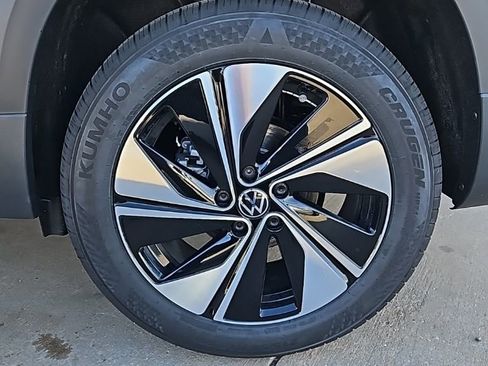 New 2026 Volkswagen Taos SE image 9