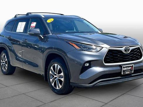 Used 2022 Toyota Highlander XLE AWD/4WD image 2