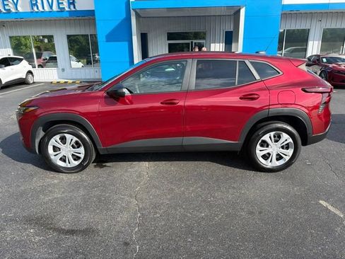 Used 2025 Chevrolet Trax LS FWD image 9