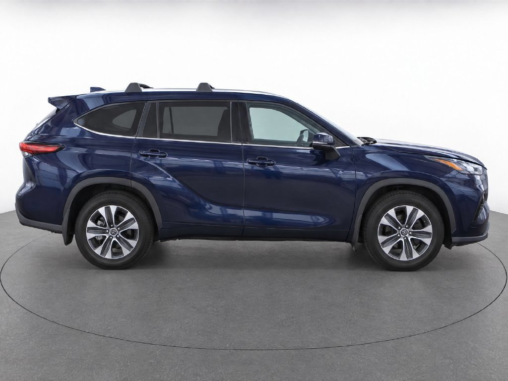 Used 2022 Toyota Highlander XLE AWD/4WD image 4